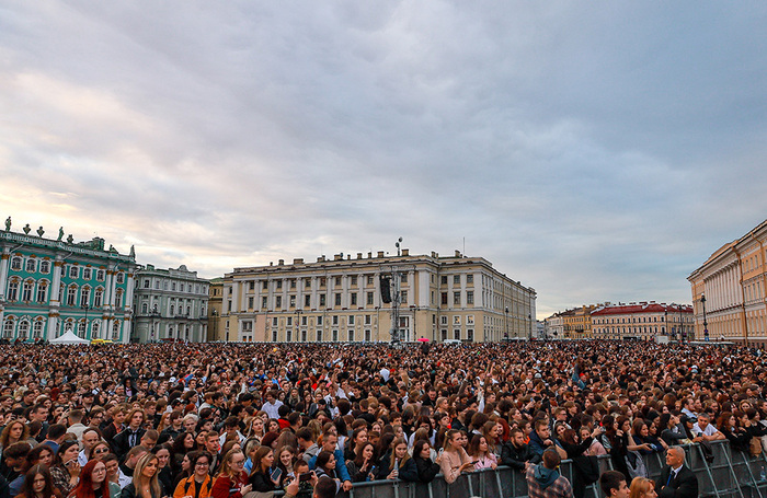 Выпускники на Дворцовой площади в ожидании праздника «Алые паруса».