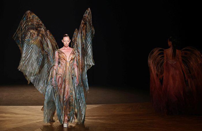 Показ коллекции Iris van Herpen сезона осень-зима 2025/2026 на Неделе высокой моды в Париже.