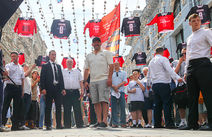 Александр Овечкин на Никольской улице, где открыта инсталляция в виде джерси хоккеиста, побившего рекорд по количеству шайб в регулярных чемпионатах НХЛ.