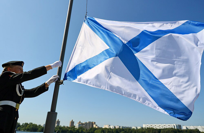 Андреевский флаг на праздновании Дня Военно-морского Флота на Северном речном вокзале в Москве.