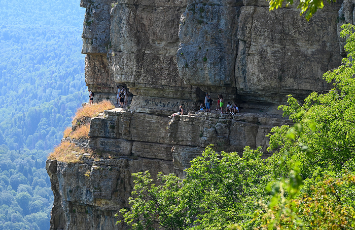 Туристы на смотровой площадке «Орлиная полка» в поселке Мезмай, Краснодарский край, Россия.