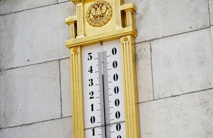 Уличный термометр в центре Москвы.