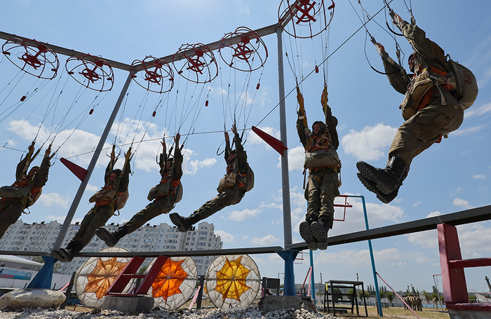 Военнослужащие 56-го гвардейского десантно-штурмового полка ВДВ во время воздушно-десантной подготовки, посвященной 95-й годовщине со дня образования Воздушно-десантных войск в Феодосии.