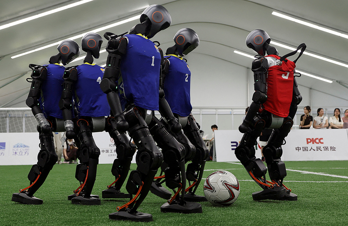 Роботы-гуманоиды Booster Robotics T1 играют в футбол в Пекине, Китай.
