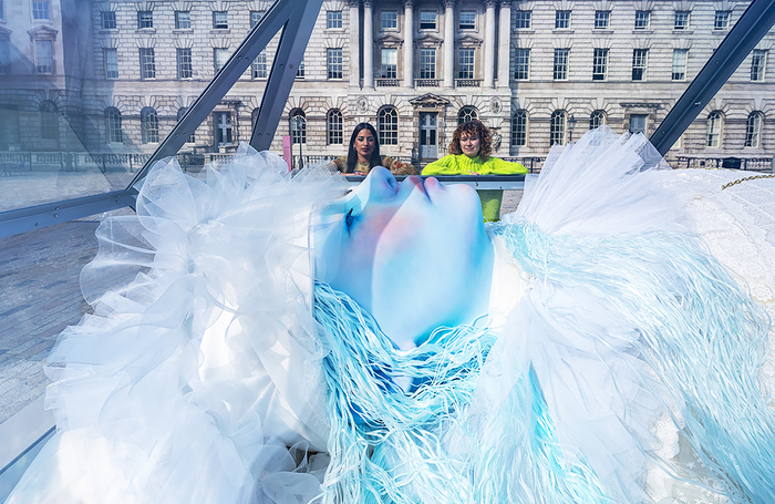 Пресс-показ новой работы британской художницы, лауреата премии Тернера Тай Шани «Заклинание или сон» в Сомерсет-хаусе в Лондоне. В мультимедийный проект входят скульптурная инсталляция «Заклинание», круглосуточная радиотрансляция под названием «Сон» и живые встречи в прямом эфире.