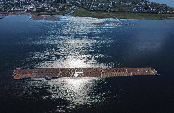 Красноярский край. Поселок Стрелка. Отправка плота с лесом (лесоплот).