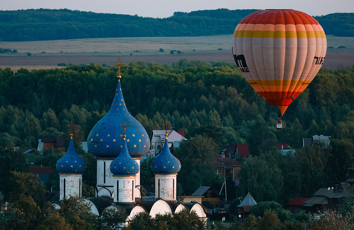 Воздушный шар над Собором Рождества Пресвятой Богородицы на территории музейного комплекса «Кремль» в Суздале, Россия.