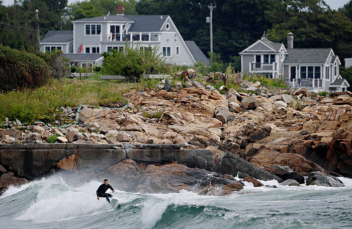 Серфер наслаждается волной во время урагана «Эрин» —  первым в сезоне атлантичских циклонов нынешнего года. Рокпорт, штат Массачусетс, США.