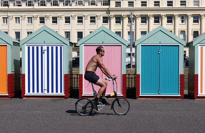 Пляжные кабинки в Брайтоне на юге Великобритании.