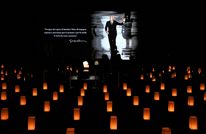 Люди выстраиваются в очередь, чтобы почтить память дизайнера Джорджо Армани в Армани-Театро, где он скончался в возрасте 91 года в Милане, Италия.