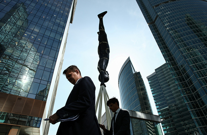 Горожане у арт-объекта «Почему люди не могут летать» художника Василия Клюкина на территории делового центра Москва-сити. 