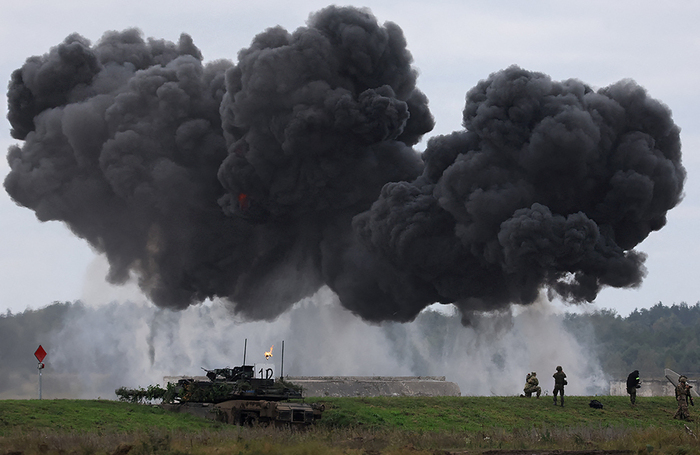 Во время военных учений с солдатами НАТО «Железный защитник» на военном полигоне в Вежбинах недалеко от Ожиша, Польша.