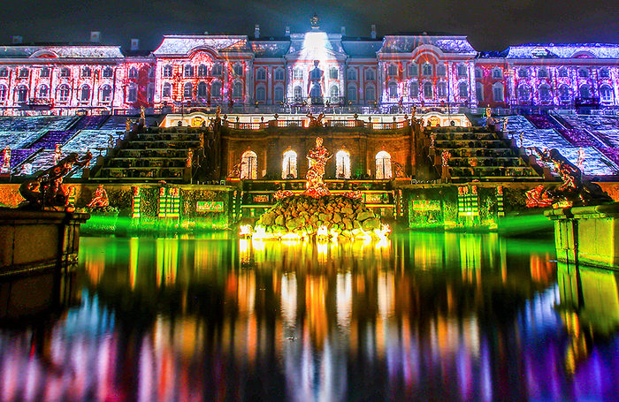 Осенний фестиваль фонтанов в Петергофе.