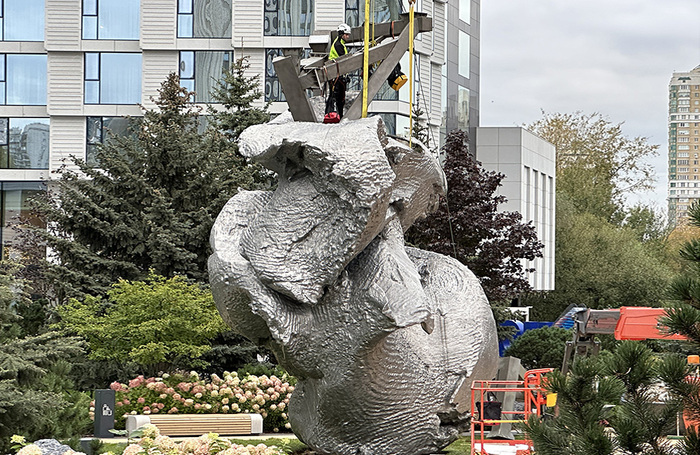 Монтаж скульптуры «Большая глина № 4» в районе  Ленинского проспекта в Москве. Монумент швейцарского художника Урса Фишера создан в 2013 — 2014 годах, выставлялся в Нью-Йорке (2015) и Флоренции (2017). С августа 2021 года по 28 июля 2025 года располагался на Болотной набережной перед входом в центр современного искусства «Дом культуры ГЭС-2».