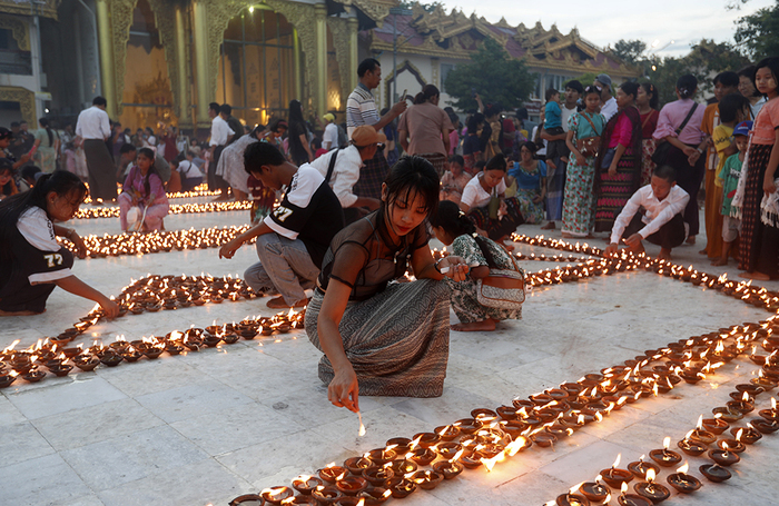 Празднование дня полнолуния «Тадингьют» по случаю окончания Великого буддистского поста в Мьянме