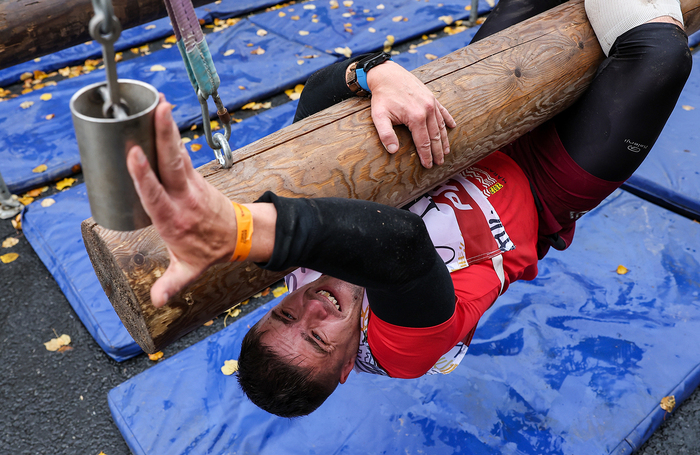 Участник забега с препятствиями «Гонка героев Urban» во время соревнований в парке Победы на Поклонной горе
