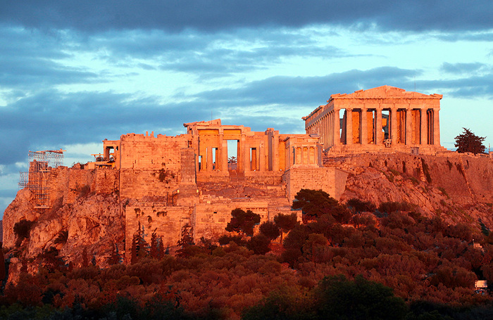 Вид Парфенона в Афинах на закате.