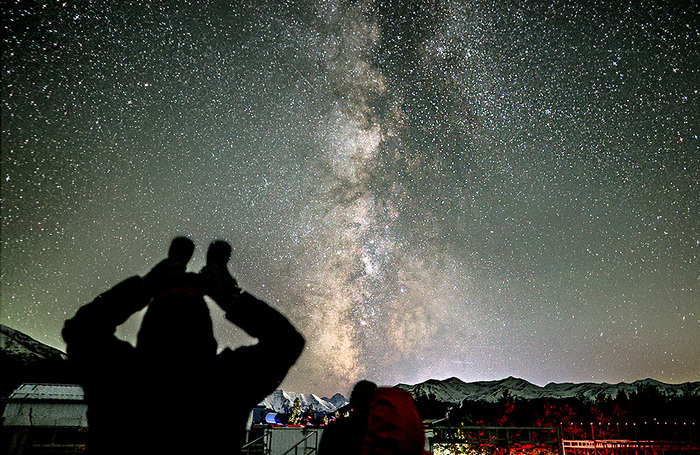 Кометы C/2025 A6 (Lemmon) и C/2025 R2 SWAN. Карачаево-Черкесская Республика. Нижний Архыз. Вид на звездное небо над астрофермой «Астроверты». 