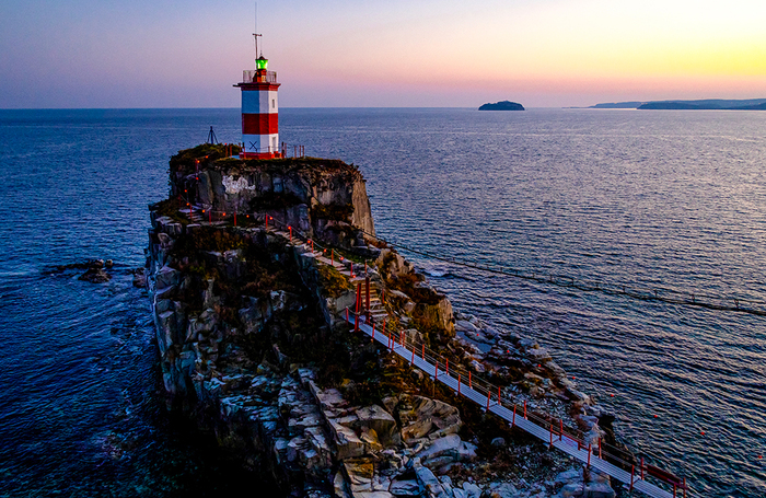 Вид на маяк Басаргина во Владивостоке.