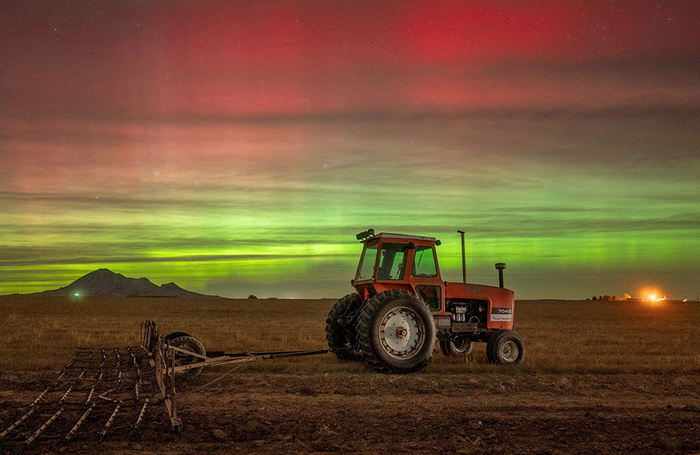Северное сияние над Стерджисом, Южная Дакота, США.