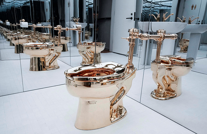Золотой унитаз «Америка» продан на аукционе Sotheby's за 12,1 млн долларов. Первоначальная цена арт-объекта, созданного итальянским художником-концептуалистом Маурицио Каттеланом, составляла около 10 млн долларов. Унитаз весит 100 килограммов и изготовлен из 18-каратного золота.