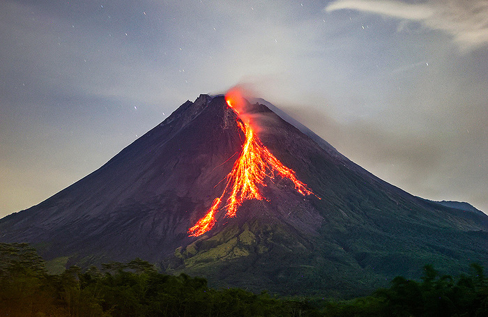 Извержение вулкана Мерапи в Индонезии.