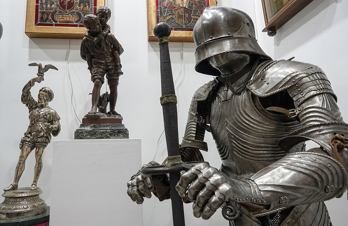 Экспонаты  Российского антикварного салона и выставки «Lifestyle искусство интерьера» в Гостином дворе.