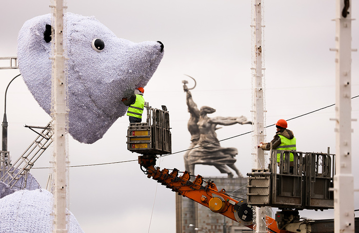 Монтаж к Новому году композиции светящихся фигур медведей в парке «Акведук» в районе Ростокино рядом с ВДНХ.