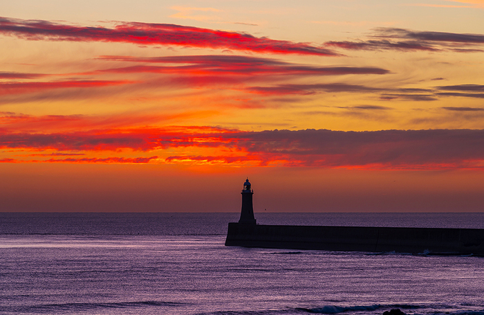 Восход солнца в британском Тайнмуте.
