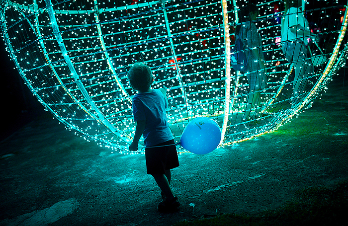 Ребенок держит воздушный шар во время церемонии запуска рождественских огней в Рио-де-Жанейро.
