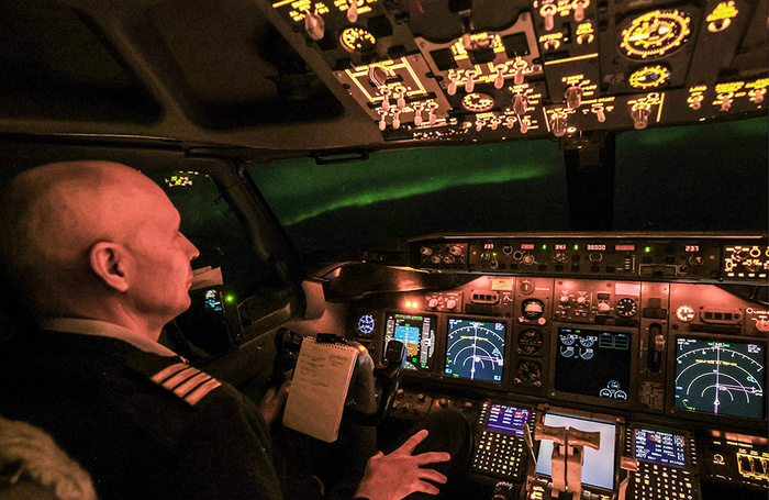 Проект Astro Night (полеты к уникальным астрономическим явлениям вместе с учеными, астрономами и космонавтами на борту) при поддержке «Роскосмоса» запустил в ночь на 14 декабря специальный авиарейс для наблюдения с высоты 10 тысяч метров за метеорным потоком Геминиды. На фото: вид на ночное небо и северное сияние из кабины самолета во время пика метеорного потока Геминиды. Московская область.