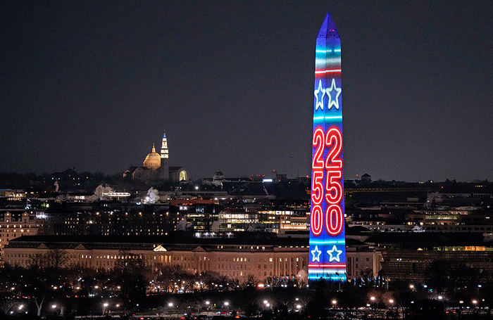 Монумент Вашингтону подсвечен в честь предстоящего в 2026 году 250 летия со дня подписания Декларации независимости США 4 июля 1776 года, что ознаменовало отделение тринадцати британских колоний на восточном побережье Северной Америки и образование нового государства.