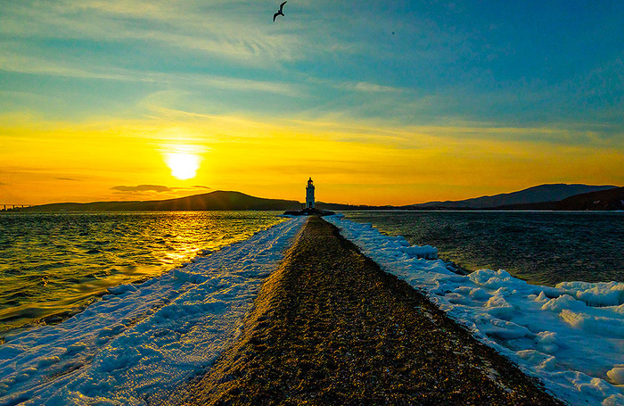 Вид на маяк Токаревского утром во Владивостоке.