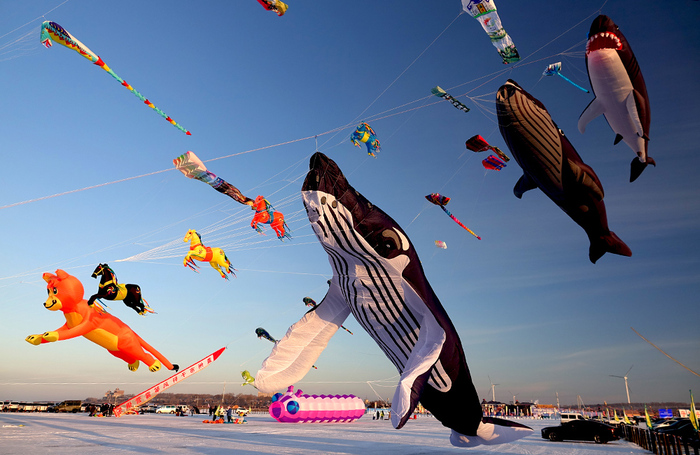 Запуск воздушных змеев на фестивале зимней рыбалки и охоты на озере Цаган-Нур в Китае.