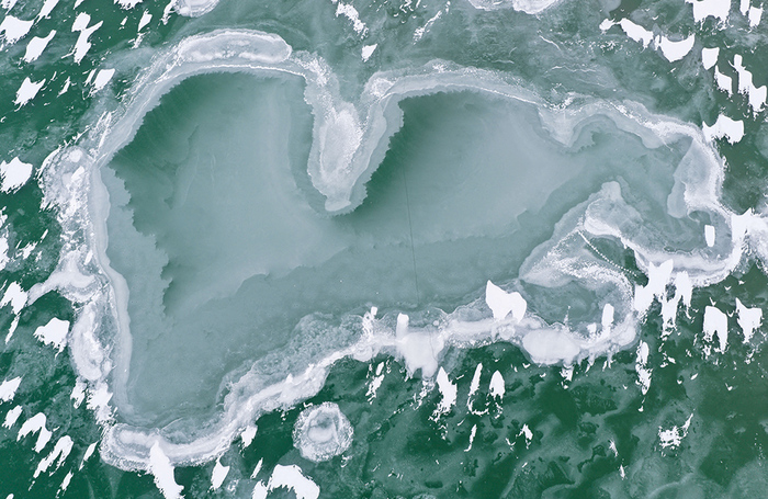 Pамерзшее озеро Балатон недалеко от Замарди, Венгрия.