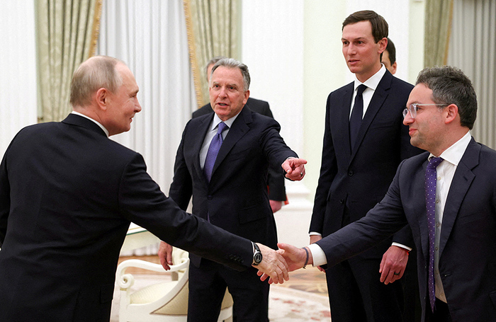 Владимир Путин приветствует в Кремле специалиста по инвестициям, комиссара Федеральной службы по закупкам США Джоша Груюнбаума. На втором плане: спецпосланник президента США Стив Уиткофф и зять главы Белого дома Джаред Кушнер (слева направо).