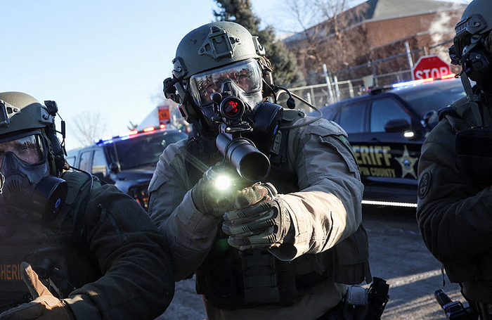 Сотрудники правоохранительных органов во время протеста против миграционных рейдов в Миннеаполисе.