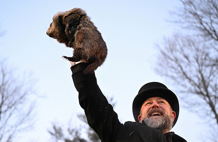 В День сурка в городе Панксатони, зверек Фил из американского штата Пенсильвания предсказал продолжение зимы еще как минимум шесть недель. 