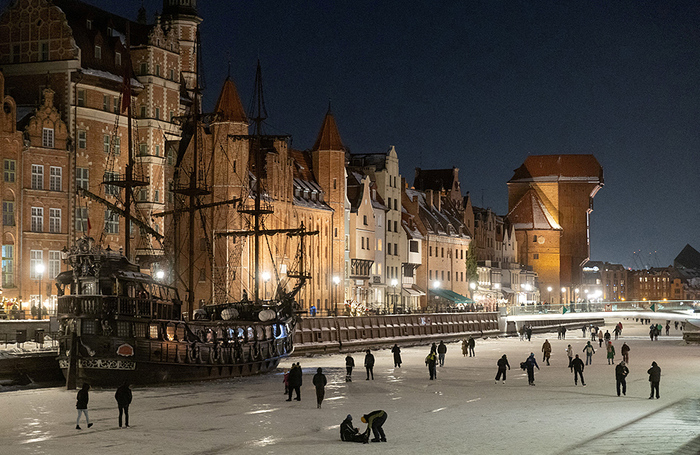 Прогулки пешком и на коньках по замерзшей реке Мтлава в Гданьске. Польша.