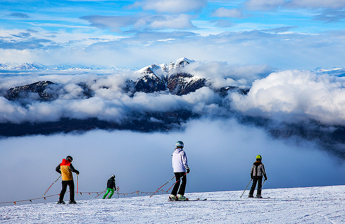 Отдыхающие на горнолыжном курорте в Доломитовых Альпах в Италии.