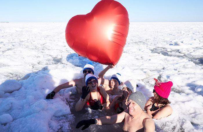 Купание в Балтийском море в курортном городе Сопот на севере Польши.