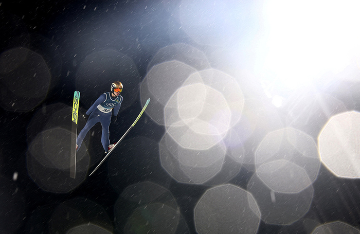 Олимпийские игры 2026 в Италии. Прыжки с трамплина. Индивидуальные соревнования на большом трамплине среди мужчин. Кацпер Томасяк из Польши во время отборочного раунда. 