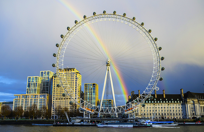 Радуга над рекой Темза в Лондоне.