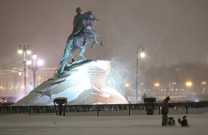 Санкт-Петербург. Памятник «Медный всадник» во время снегопада.