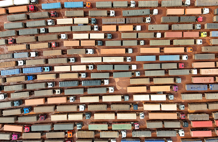 Пробка из грузовиков в порту Мирититуба, Бразилия, в сезон сбора урожая сои. 