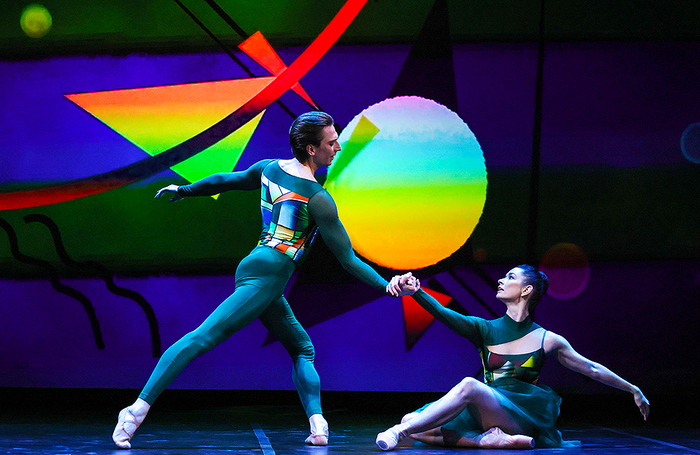 Прима-балерина театра «Кремлевский балет» Дарья Канделаки и ведущий солист Московского академического Музыкального театра им. К.С. Станиславского и Вл.И. Немировича-Данченко Артур Мкртчян во время показа одноактного балета «Архетипы авангарда: Кандинский. Футаж» в Государственной Третьяковской галерее.