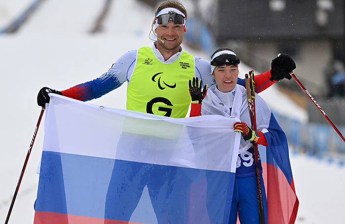 Российская лыжница Анастасия Багиян завоевала третье золото в личном зачете на Паралимпиаде в Италии. Лыжные гонки. Женщины. 20 км. Раздельный старт. На фото: Анастасия Багиян и спортсмен-ведущий Сергей Синякин.