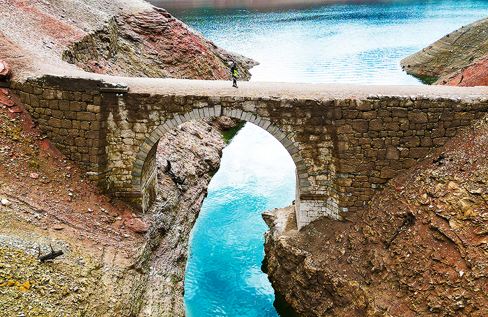 Руины затопленных поселений вышли на поверхность из-за низкого уровня воды в озере Санта-Джустина на севере Италии.