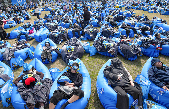 Флешмоб ко Всемирному дню сна в китайском Дэцине.