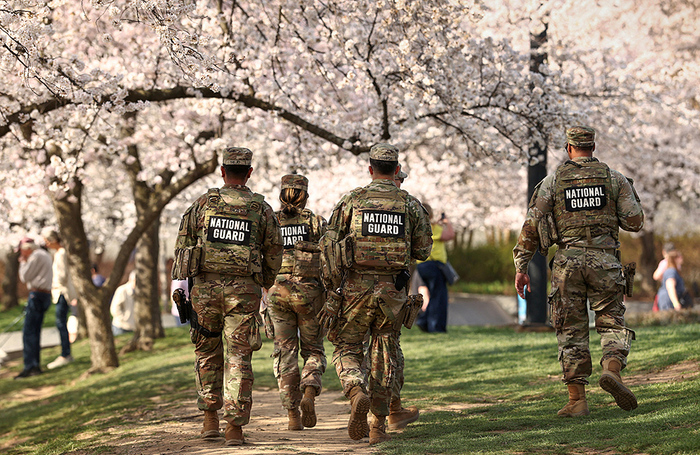 Военнослужащие Национальной гвардии патрулируют цветущий парк вдоль икусственного водоема Тайдал-Бейсин в Вашингтоне.